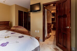 1 bedroom, in-room safe, free WiFi, bed sheets