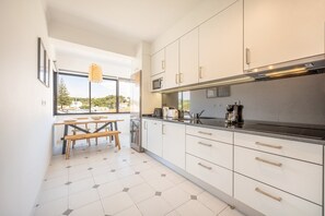 Refrigerador, microondas, parrilla de estufa y lavavajillas 