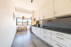 Refrigerador, microondas, parrilla de estufa y lavavajillas 