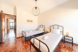 2 quartos, acesso à internet, roupa de cama