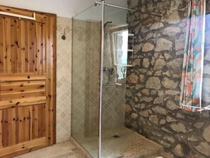 Shower, towels, soap, toilet paper - Family-friendly Apartment in Historic Estate (Teulada)
