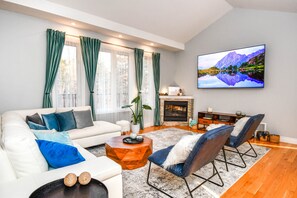 Smart-TV, Kamin, Bücher