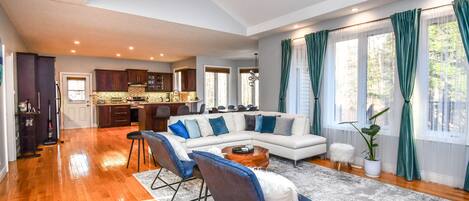 Smart-tv, eldstad och böcker