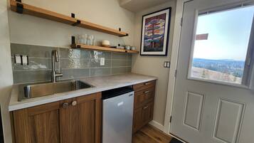 Kjøleskap, mikrobølgeovn, kaffetrakter/tekoker og brødrister