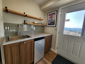 Réfrigérateur, micro-ondes, cafetière/bouilloire, grille-pain