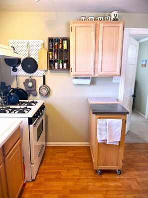 Kjøleskap, mikrobølgeovn, ovn og kokeplater