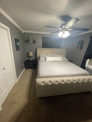 4 habitaciones, escritorio y tabla de planchar con plancha 