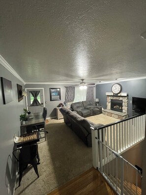 TV connectée, cheminée, livres, chaîne hi-fi