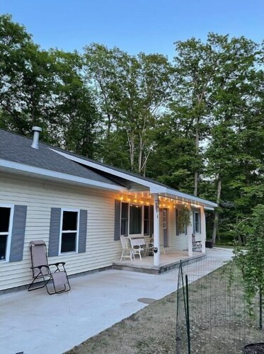 Stellar’s Place -Brand New Hot Tub, King Bed, Conveniently Located, Clean, Games