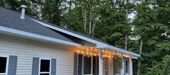 Stellar’s Place -Brand New Hot Tub, King Bed, Conveniently Located, Clean, Games