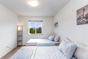 3 habitaciones, tabla de planchar con plancha y cuna de viaje 