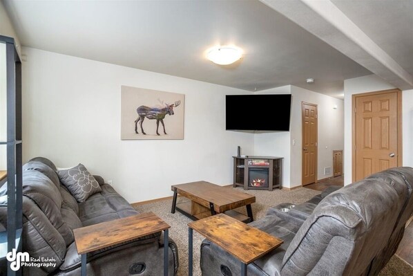 Una Smart TV, una chimenea