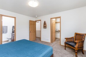 3 dormitorios, tabla de planchar con plancha, cuna de viaje