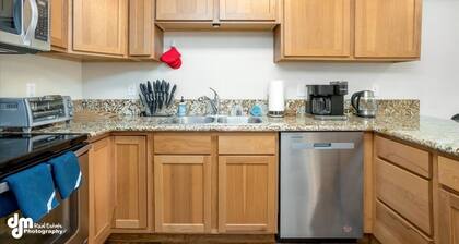 Mountain View Haven - Luxe Townhouse w/ King Suite & Walk-In Closet