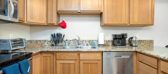 Mountain View Haven - Luxe Townhouse w/ King Suite & Walk-In Closet