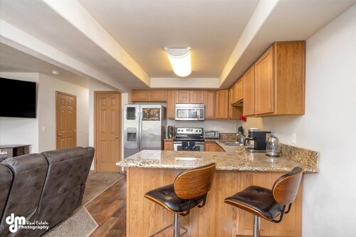 Mountain View Haven - Luxe Townhouse with King Suite & Warm Garage