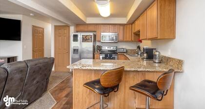 Mountain View Haven - Luxe Townhouse with King Suite & Warm Garage