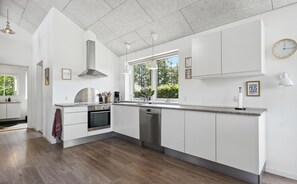 Fridge, dishwasher, coffee/tea maker - Gorgeous home in Tarm with WiFi (Tarm)