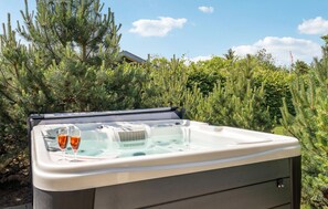 Outdoor spa tub - Gorgeous home in Tarm with WiFi (Tarm)