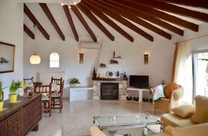 Télévision, cheminée