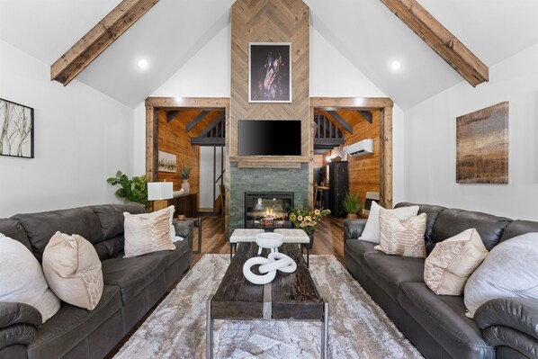 Smart TV, fireplace - Swimming Hole Buffalo River Hot Tub (Marshall)