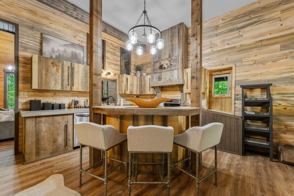 Dining - Lux Family Lodge Boulder H/T Near Buffalo River (Marshall)