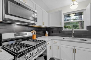 Refrigerador, microondas, horno y parrilla de estufa 