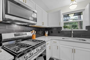 Refrigerador, microondas, horno y parrilla de estufa