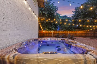 Stylish Home Hot Tub & Game Room near AT&T, Globe Life, UTA