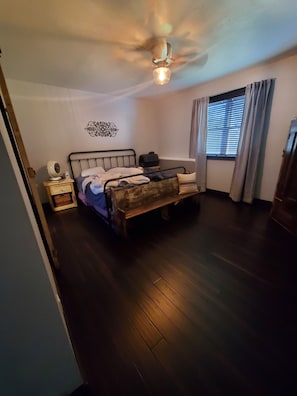 4 bedrooms, iron/ironing board, WiFi, bed sheets - Residential Home 3 miles from Brennand Airport and 20 miles from EAA.  (Oshkosh)