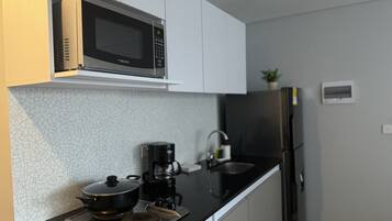 Classic Studio | Private kitchen | Full-size fridge, microwave, blender, griddle