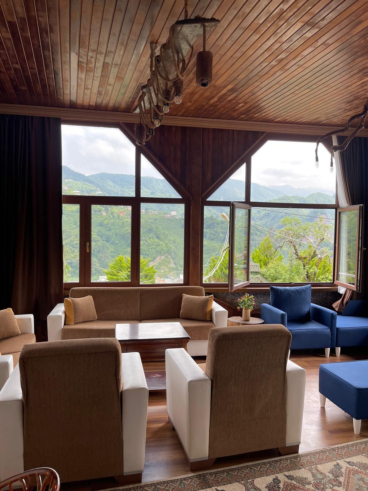 家庭开间套房 | 起居区 | 85-英寸纯平电视 （配备卫星频道）、电视