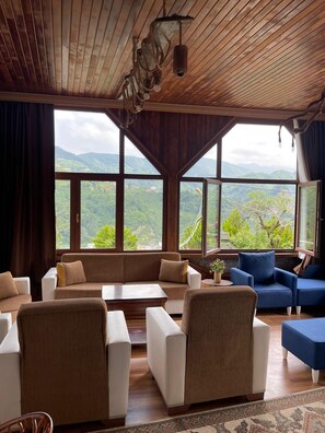 Family Studio Suite | Living area | 85-inch flat-screen TV with satellite channels, TV - Karadeniz Kus Cenneti Otel (Arakli)