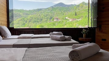 Habitación Grand, varias camas, para no fumadores, vista a la montaña | Ropa de cama de alta calidad y decoración personalizada