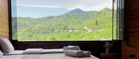 Habitación Grand, varias camas, para no fumadores, vista a la montaña | Ropa de cama de alta calidad y decoración personalizada