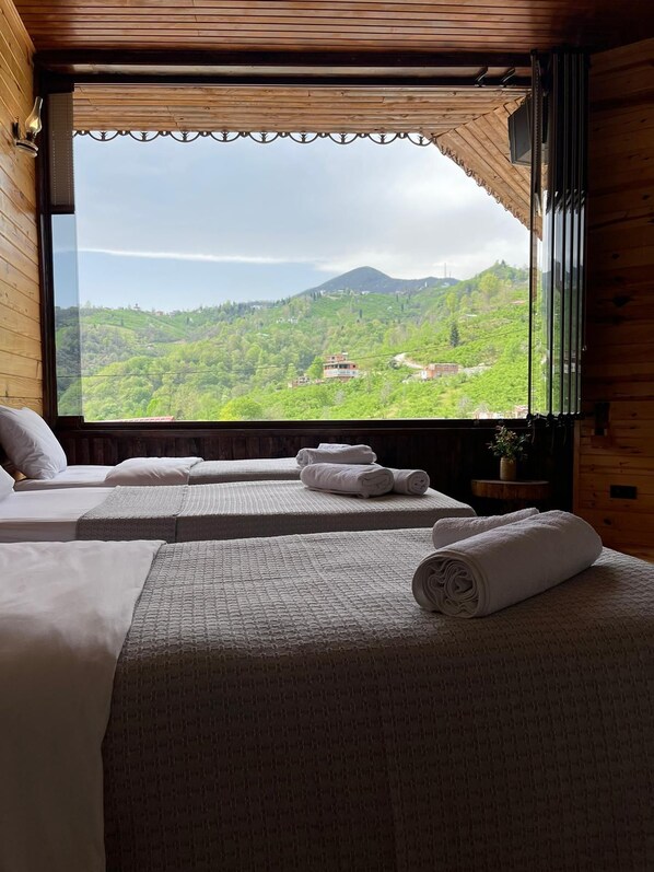 Grand Room, Multiple Beds, Non Smoking, Mountain View | Premium bedding, individually decorated, individually furnished, desk - Karadeniz Kus Cenneti Otel (Arakli)