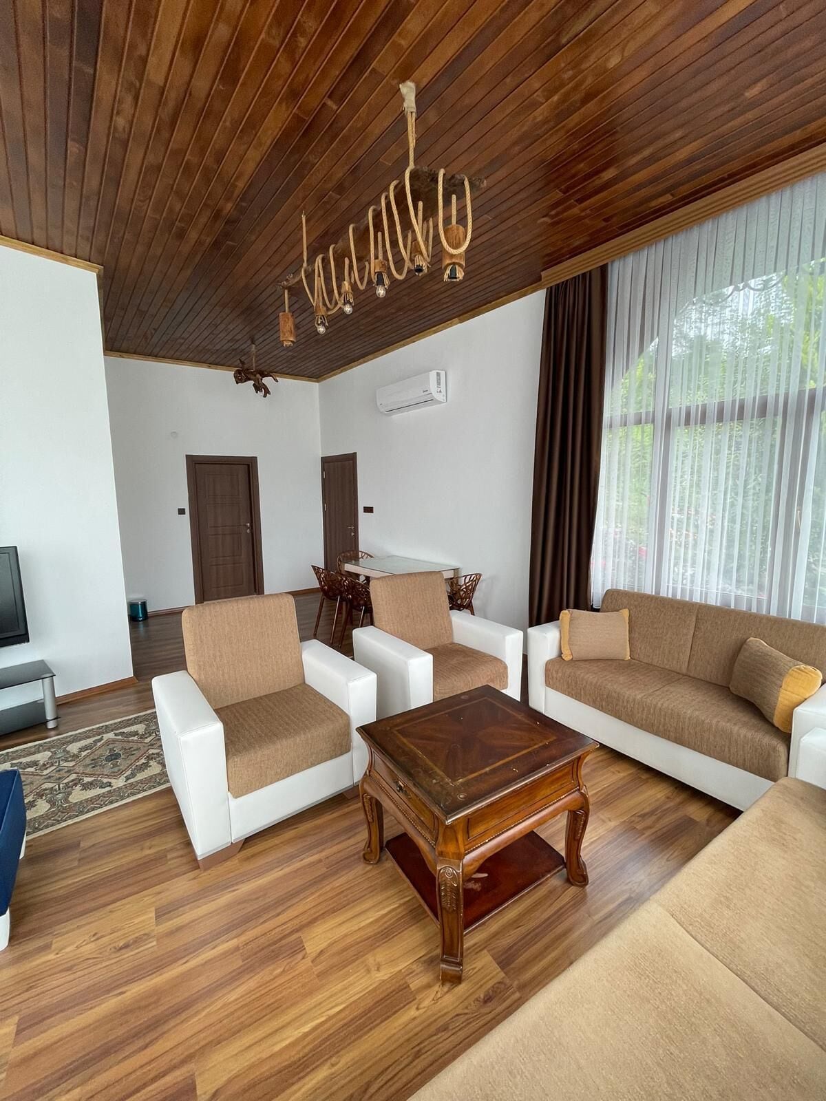 家庭开间套房 | 起居区 | 85-英寸纯平电视 （配备卫星频道）、电视