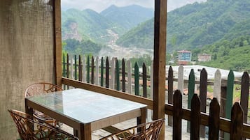 이코노미룸, 금연, 산 전망 | 테라스/파티오