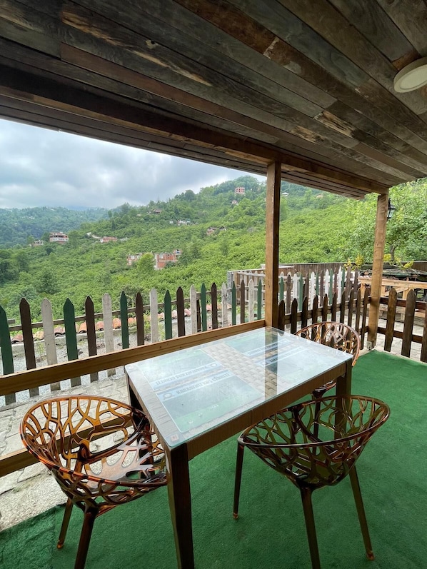 Quarto econômico, para não fumantes, vista para a montanha | Terraço/pátio
