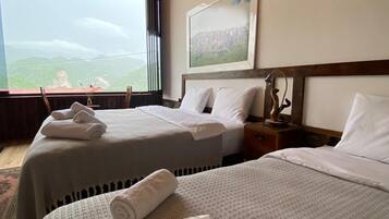 コンフォート トリプルルーム 1 ベッドルーム マウンテンビュー | 高級寝具、客室ごとに異なる装飾、客室ごとに異なるインテリア、デスク