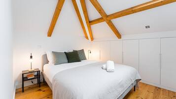 2 habitaciones, escritorio, tabla de planchar con plancha y internet