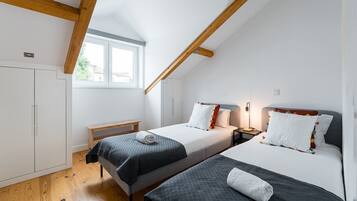 2 bedrooms, desk, iron/ironing board, internet