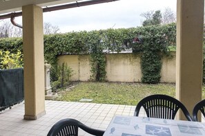 Outdoor dining - M329 -  Marcelli, one bedroom apartment with garden and garage (Marcelli)