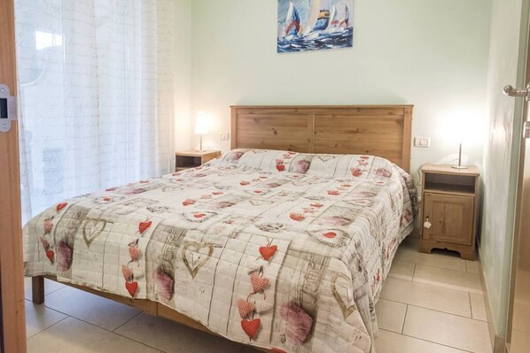 1 bedroom, bed sheets