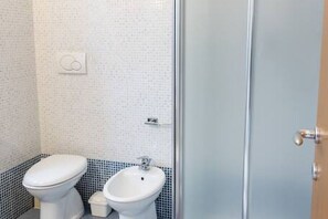 Dusche, Bidet, Handtücher