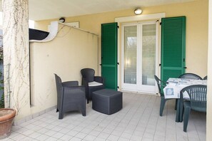 Outdoor dining - M329 -  Marcelli, one bedroom apartment with garden and garage (Marcelli)