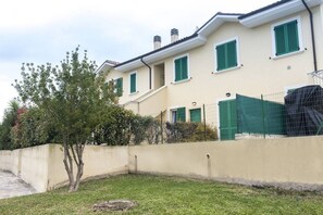 Exterior - M329 -  Marcelli, one bedroom apartment with garden and garage (Marcelli)
