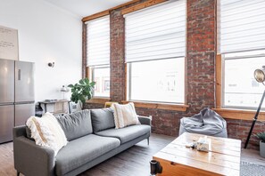 Smart TV - Juno Lofts: Memories of Chelsea (Stratford)
