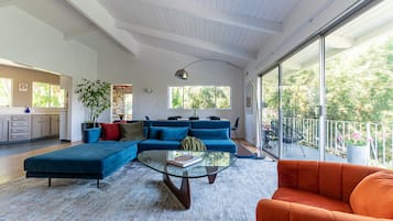 Smart-TV, Kamin, Bücher