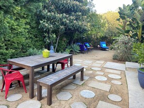 Outdoor dining - Stunning Midcentury Modern-Best Location-Amazing VIEWS! (Los Angeles)